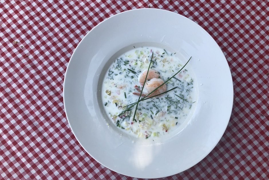 Можно сразу залить кефиром или подать отдельно с заправкой и соусами