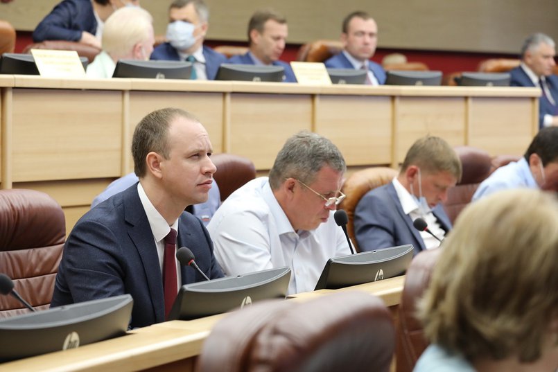 Руководитель фракции КПРФ в Заксобрании Андрей Левченко (слева)