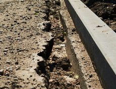 На объекте ведутся работы по отсыпке выравнивающего слоя дорожного покрытия.