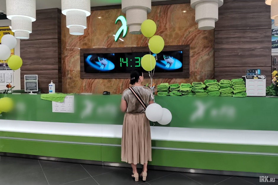 Всем, кто приходит, измеряют температуру и, если нужно, выдают маски