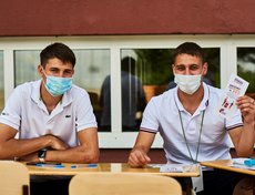 На выходе проголосовавшие могли принять участие в розыгрыше призов.
