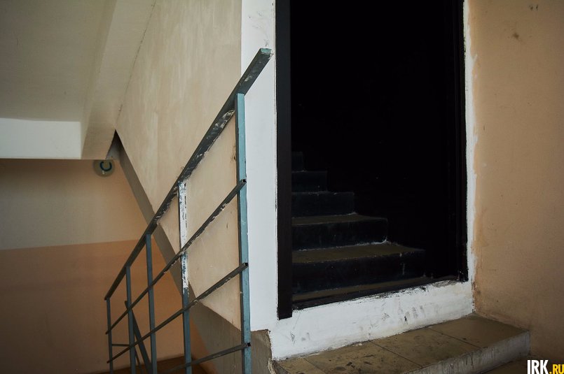 В начале 2019 года на лестничном пролете поставили железную дверь. На последний этаж или крышу подняться мог только собственник квартир, больше ключей ни у кого не было