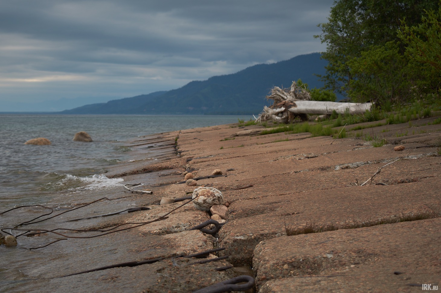 За водозабором берег уложен плитами - за их состоянием тоже нужно следить