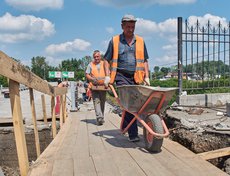Сейчас на подходах к мосту оборудовали деревянные настилы для пешеходов.