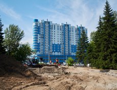 Дополнительно возведут бетонные лестницы и обустроят просторную автомобильную парковку.