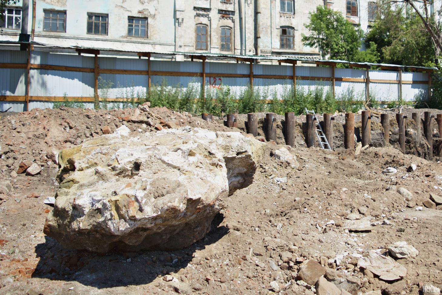 На площадке лежат большие валуны — остатки фундамента