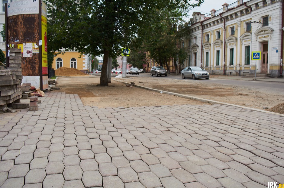 Новую плитку кладут на улице Желябова, около цирка.