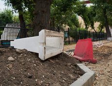 Также по улице Желябова устанавливают бордюры.