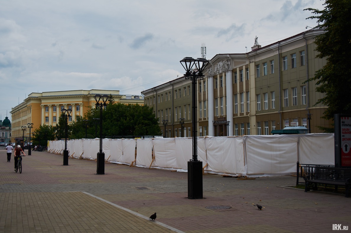 Около цирка ремонтируют фонтан. Интересно, каким он будет?
