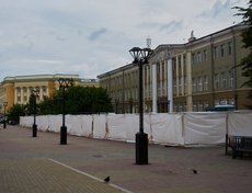 Около цирка ремонтируют фонтан. Интересно, каким он будет?