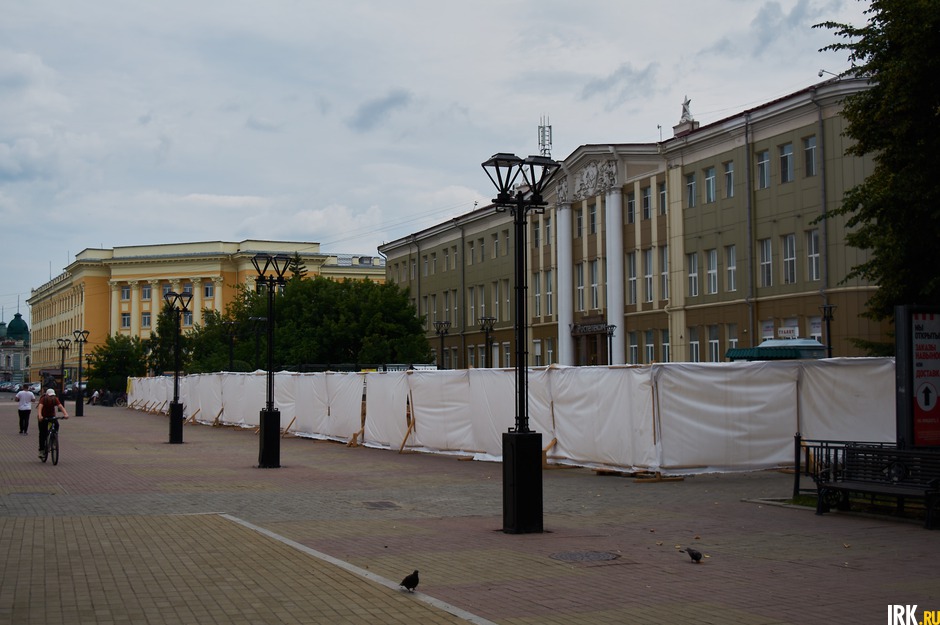 Около цирка ремонтируют фонтан. Интересно, каким он будет?