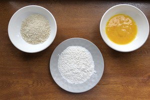 Понадобятся три отдельные миски –  яйца, перемешанные с щепоткой соли, муку и сухари