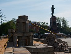 Продолжается ремонт тротуара на площади около памятника Александру Третьему.