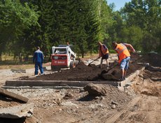 В парке выполнят работы по устройству водоотводных лотков, установке новых бордюрных и газонных камней, мощению тропинок плиткой.