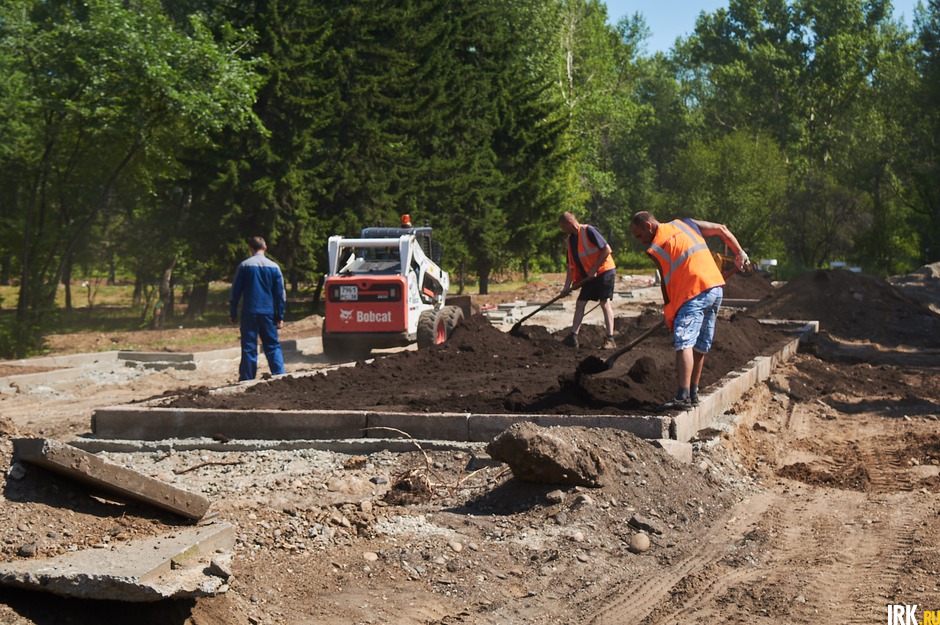 В парке выполнят работы по устройству водоотводных лотков, установке новых бордюрных и газонных камней, мощению тропинок плиткой.