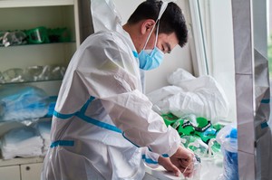 Врачи переодеваются в СИЗной