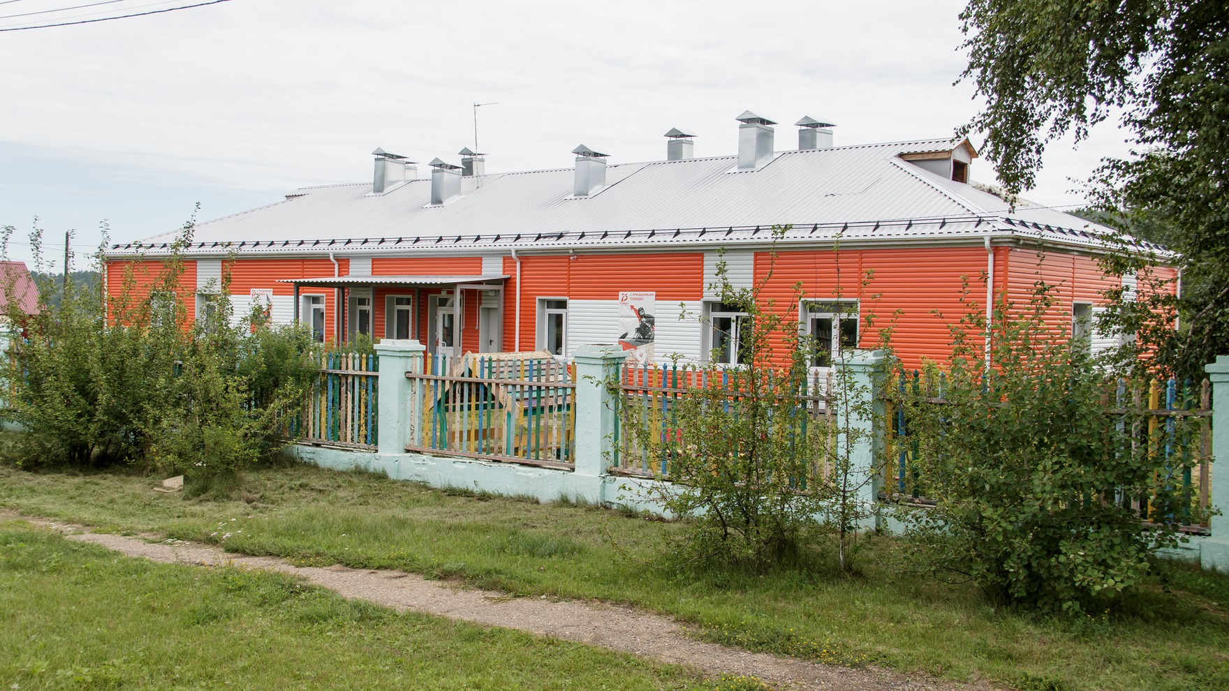 Завершены капительный ремонт и перепланировка главного корпуса детского садика рядом со школой.