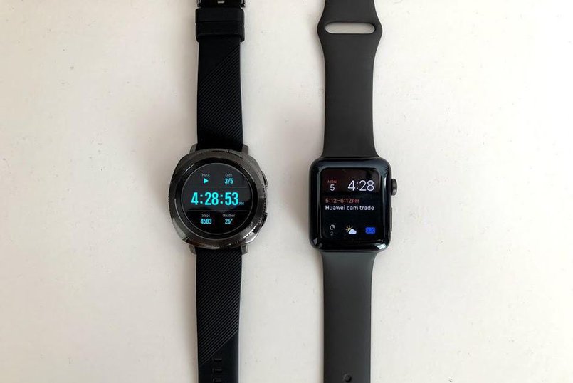 The Samsung Gear Sport и Apple Watch. Фото с сайта forbes.com