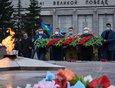 Участники митинга возложили цветы к мемориалу «Вечный огонь Славы».