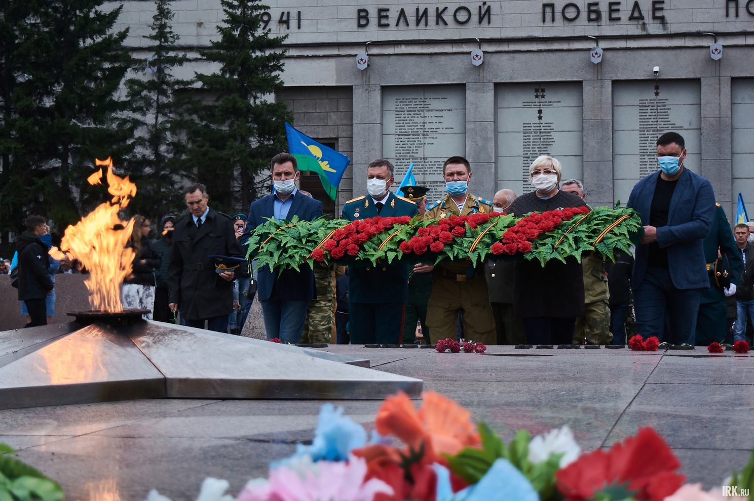 Участники митинга возложили цветы к мемориалу «Вечный огонь Славы».