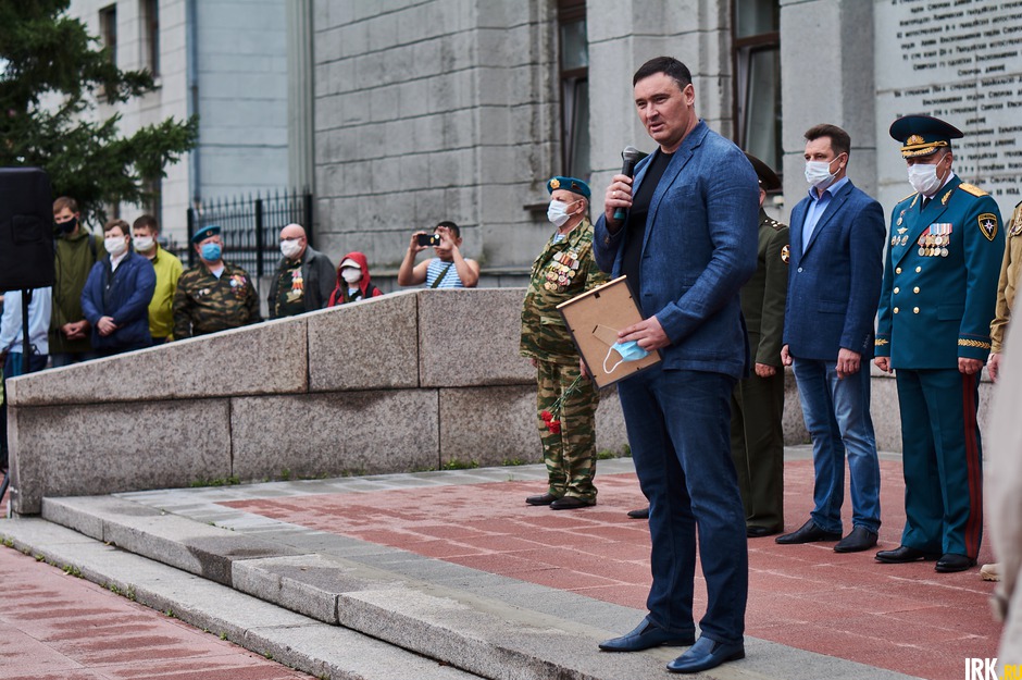 Мэр Иркутска Руслан Болотов: «ВДВ по праву считается элитой вооруженных сил. Будь то совсем молодые мальчишки или уже опытные бойцы – вы на деле подтверждаете справедливость легендарного девиза: „Никто, кроме нас“!».
