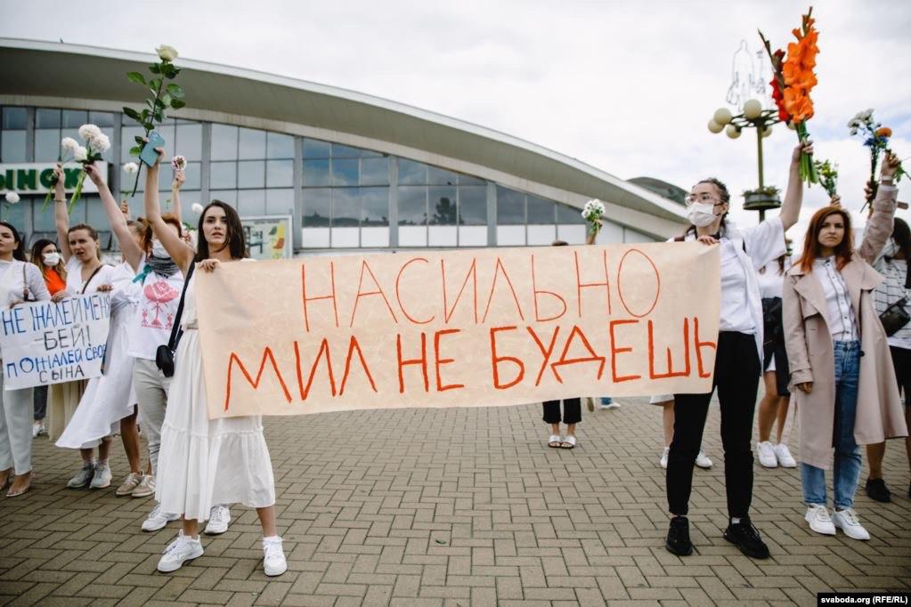 12 августа на улицы вышли девушки в белой одежде и с цветами. Люди по-разному показывают: мы мирные жители, и мы не согласны