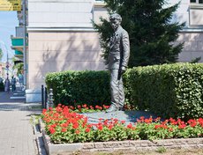 Клумба около памятника Александру Вампилову