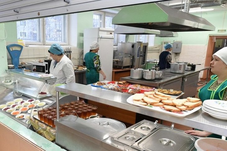 В столовой. Фото пресс-службы правительства Иркутской области