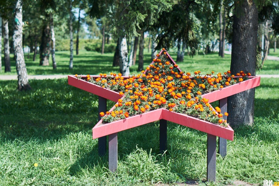 Около мемориала «Вечный огонь» установили цветники в форме пятиконечных звезд.