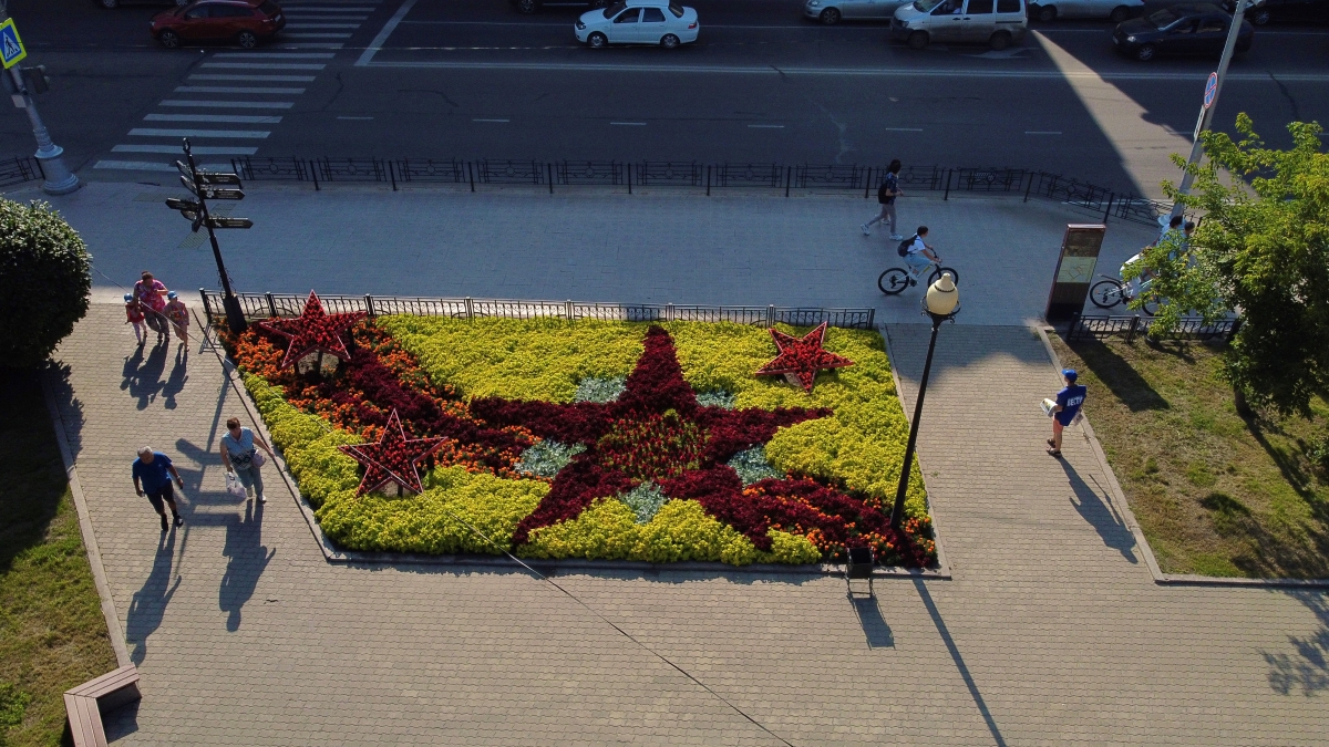 Клумба в сквере на пересечении улиц Ленина и Горького. Фото Романа Малиновича