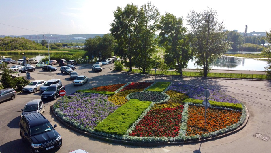 Клумба на бульваре Гагарина. Фото Романа Малиновича