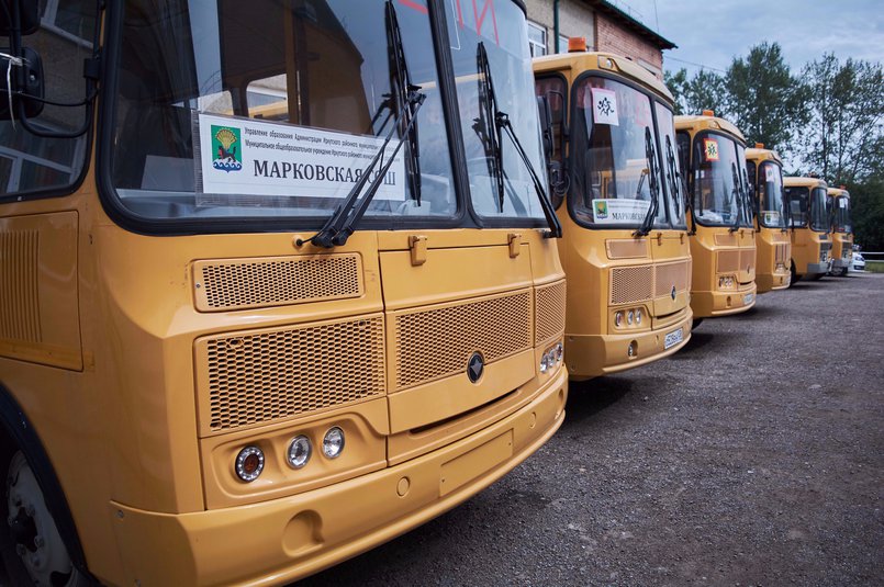 Ежедневно автобусы привозят ребятишек на уроки с 87 населенных пунктов