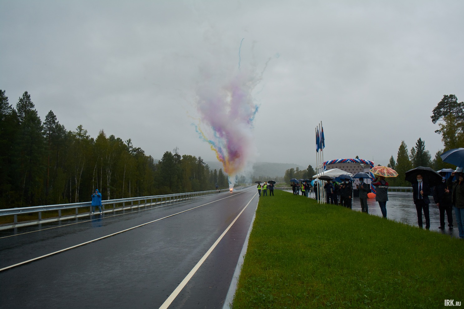 В честь открытия запустили пиротехнику.