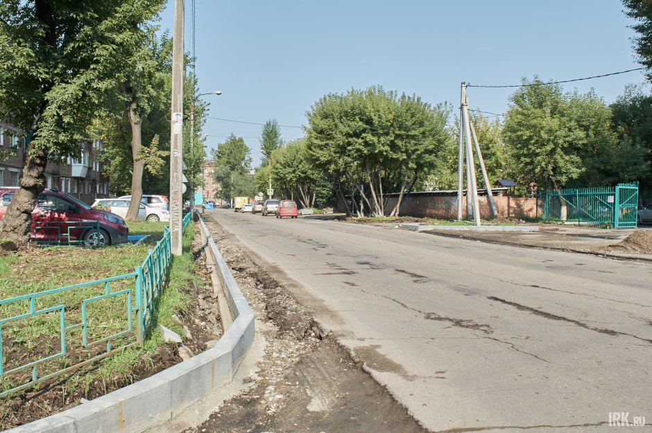 Полным ходом идут работы улицы Красноказачья. Здесь уже заменили старые подземные коммуникации и установили новый бордюр