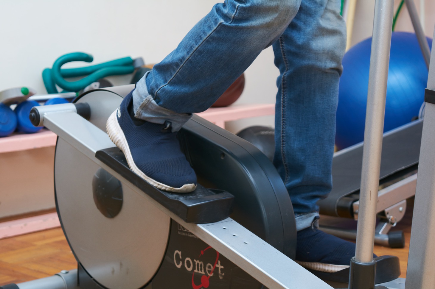 Пациент идет на тренажере шесть минут, после чего врач измеряет его пульс и давление.