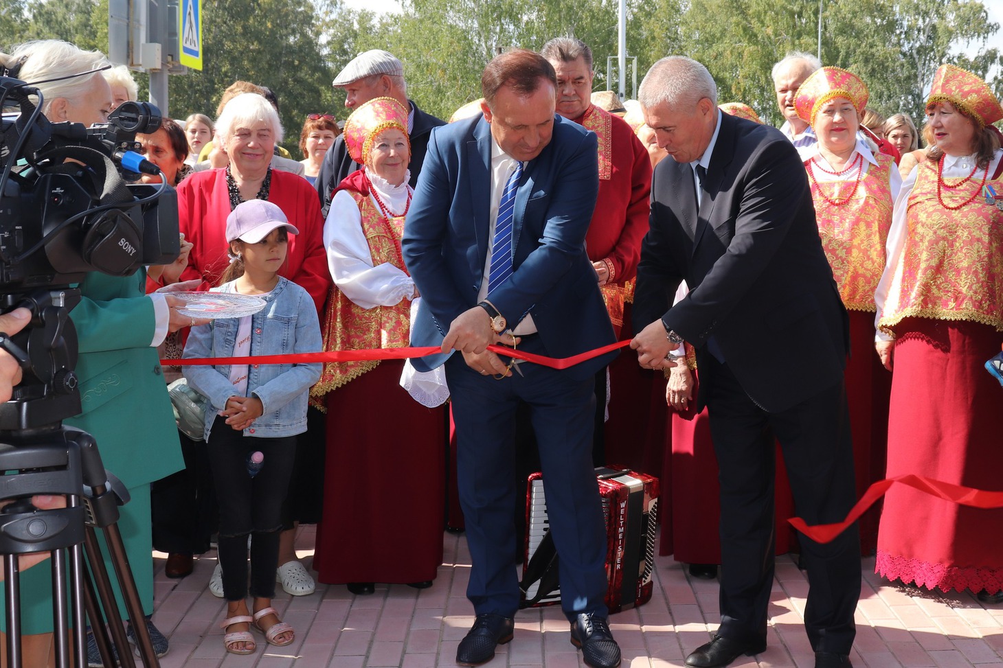 Мэр Иркутского района Леонид Петров с главой МО Александром Степановым на открытии «Аллеи Победы»
