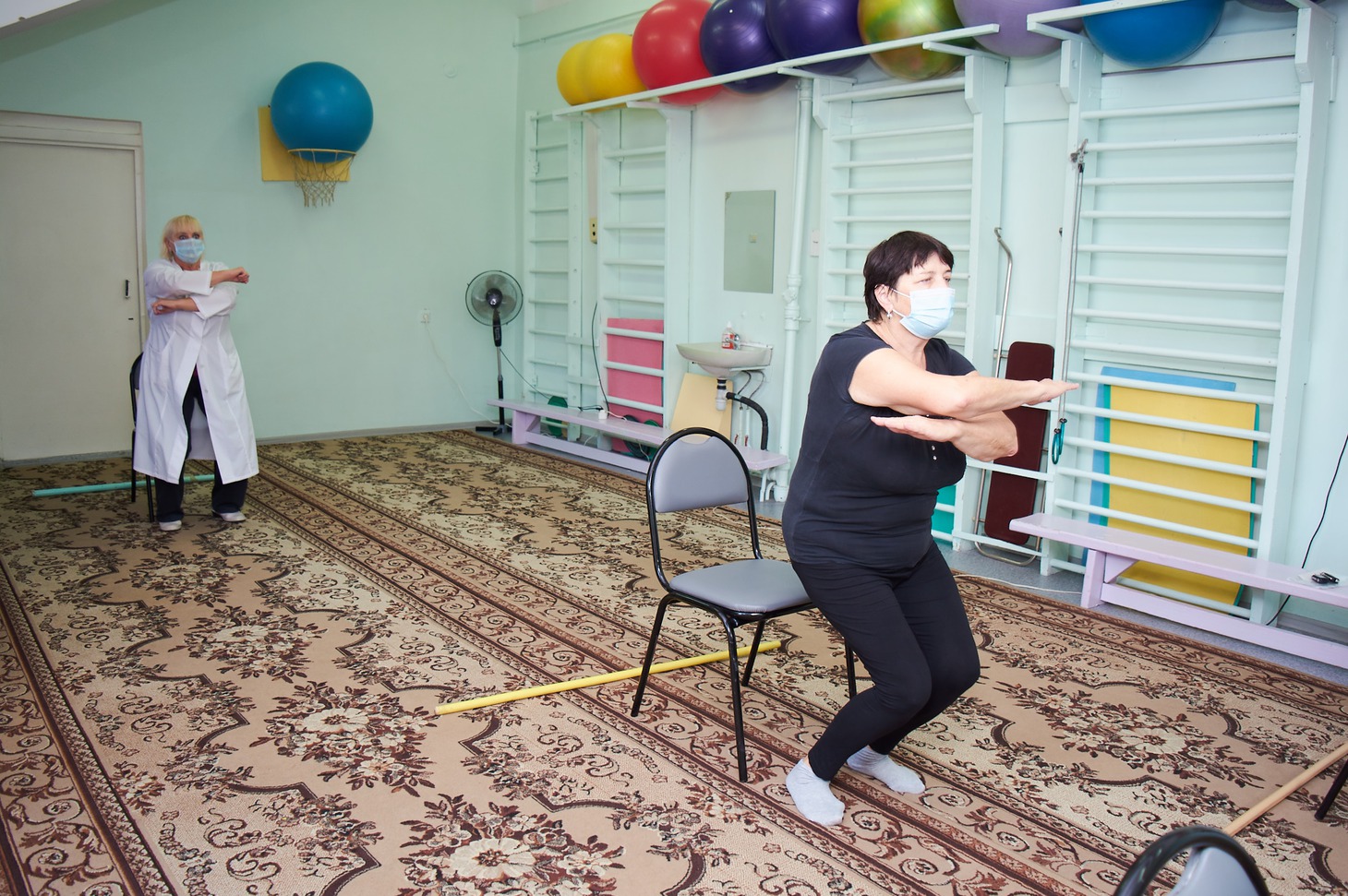 В спортзале пациентам показывают упражнения на разработку дыхания.