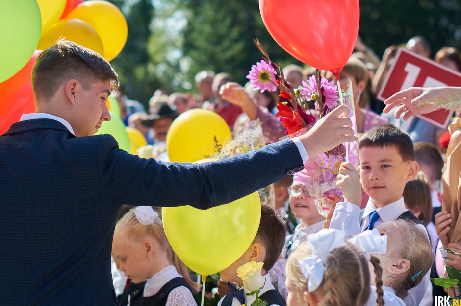 Старшеклассники подарили первоклашкам воздушные шары.