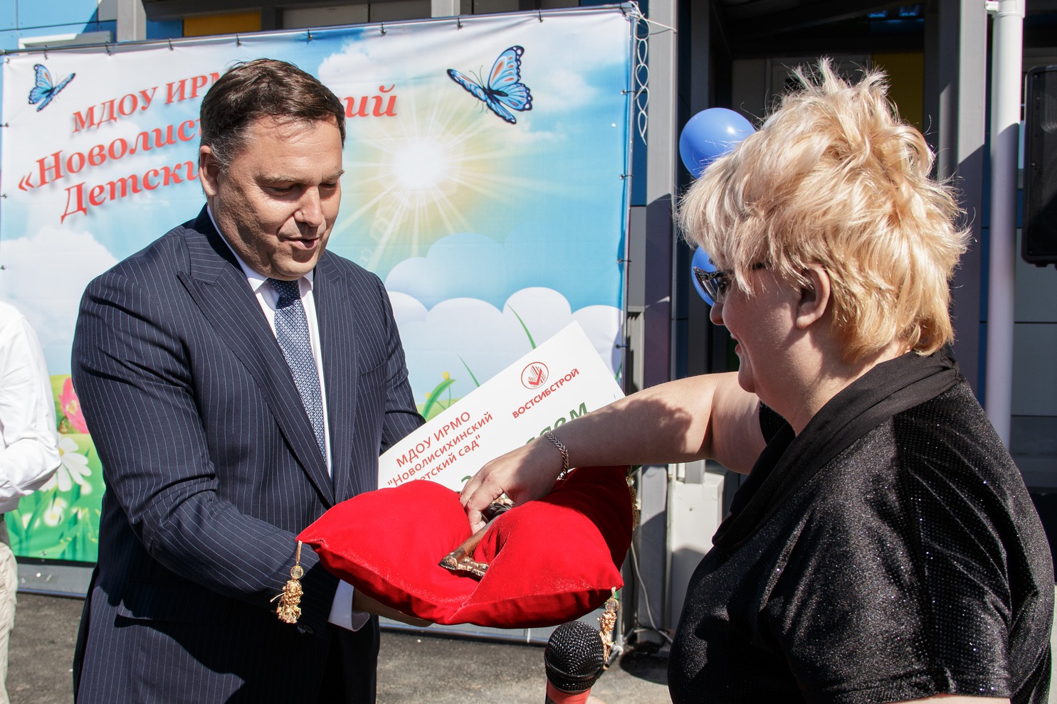 Руководитель ООО «ВостСибстрой» Виктор Ильичев от лица строителей передал символический ключ заведующей детсадом Ларисе Сойниковой