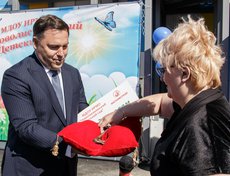 Руководитель ООО «ВостСибстрой» Виктор Ильичев от лица строителей передал символический ключ заведующей детсадом Ларисе Сойниковой