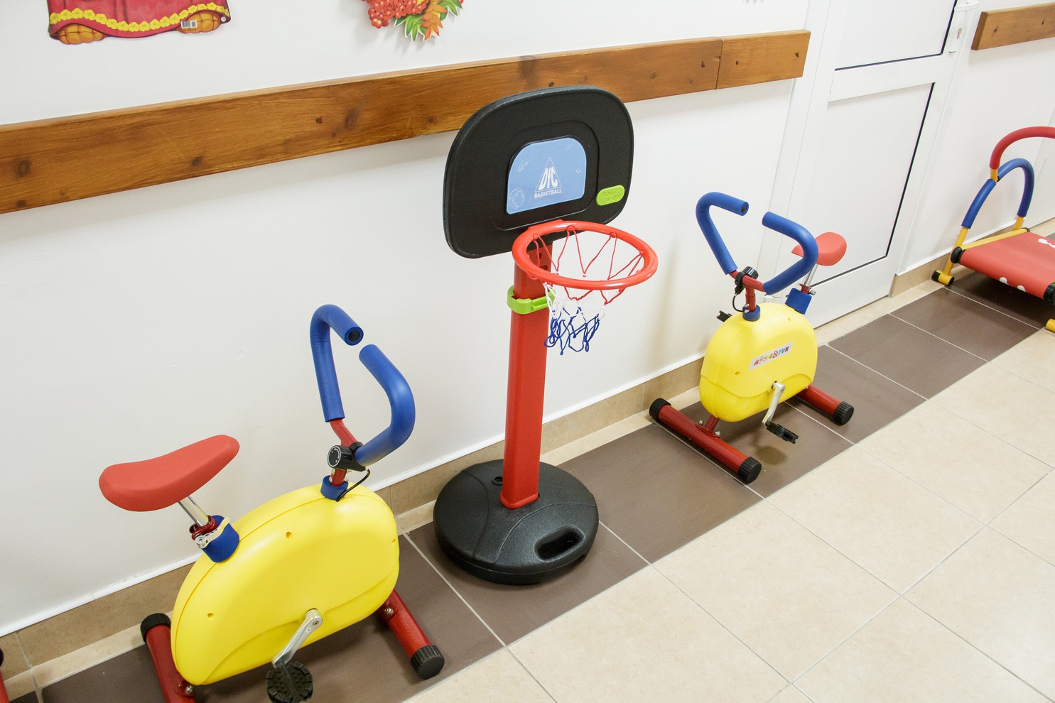 Здесь есть игровая комната, спальня, спортзал, пищеблок, предусмотрена и территория для прогулок