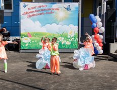 Воспитатели и ребятишки подготовили для гостей веселый праздник