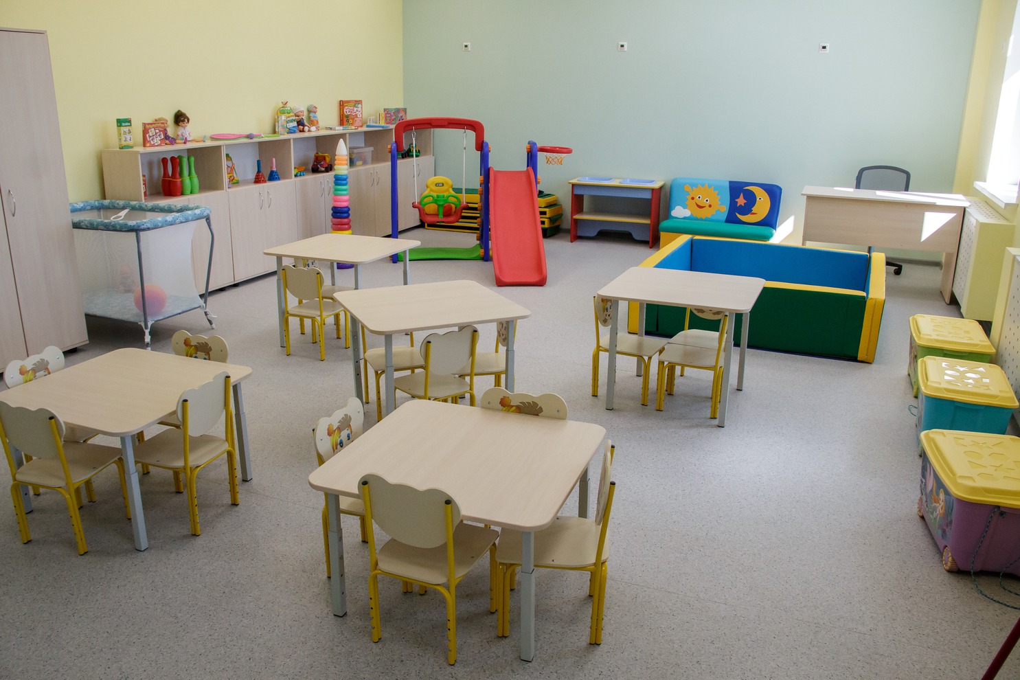 В детском саду есть физкультурный и актовый залы, медицинский блок, логопедический кабинет