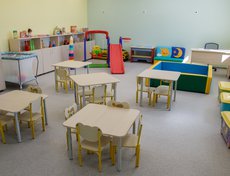 В детском саду есть физкультурный и актовый залы, медицинский блок, логопедический кабинет