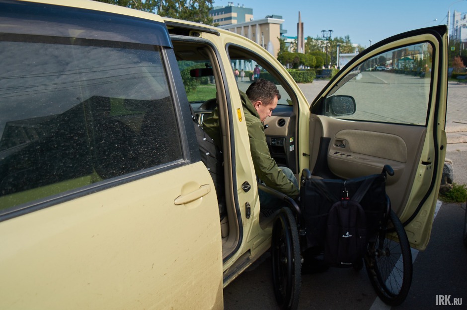 Евгений передвигается по городу на машине. Он ездит на автомобиле, оборудованном сертифицированным ручным управлением и автоматической коробкой передач