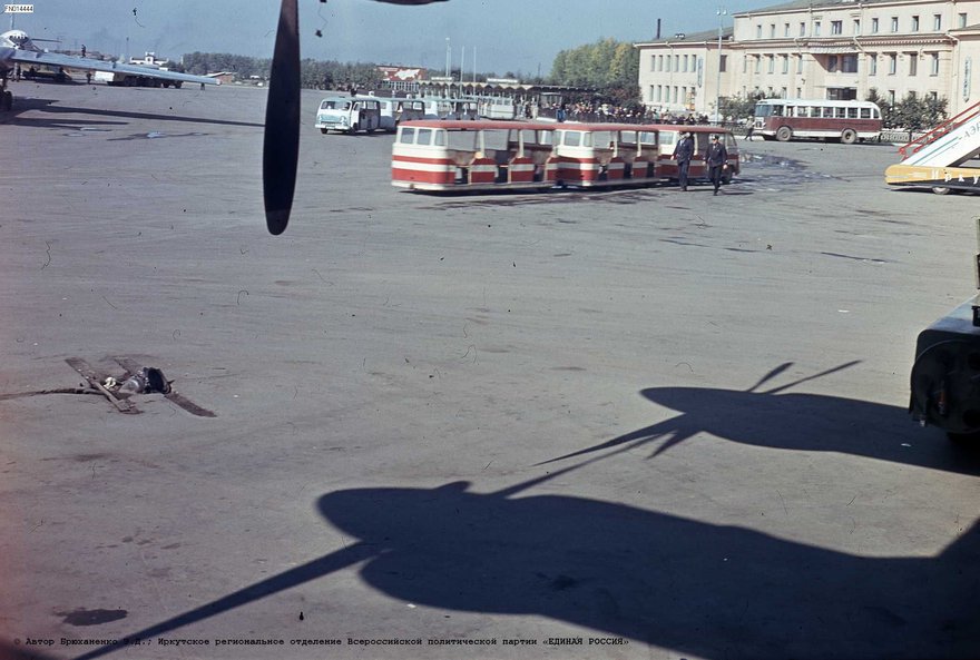 Иркутский аэропорт  фот. Э. Д. Брюханенко. - 1957. - 1 фотонегатив (1 кадр.)  цв., 6x6 см.