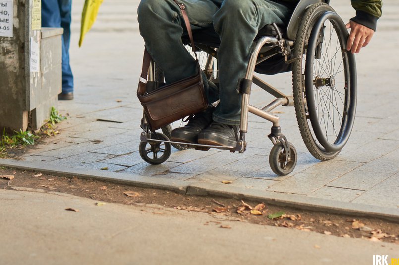 Мужик в инвалидном кресле