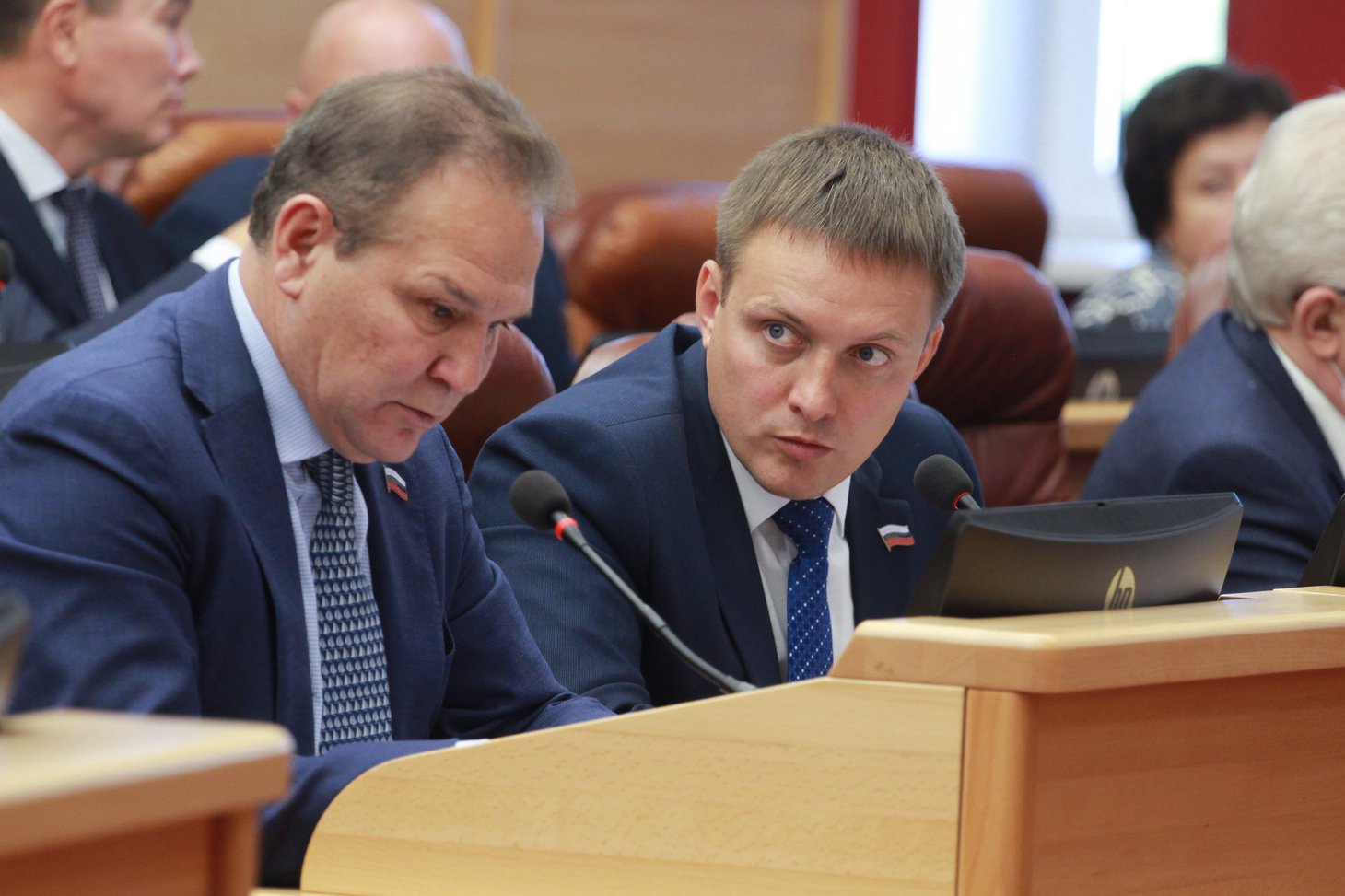 Председатель комитета по здравоохранению и социальной защите Александр Гаськов и заместитель председателя комитета  Артем Лобков