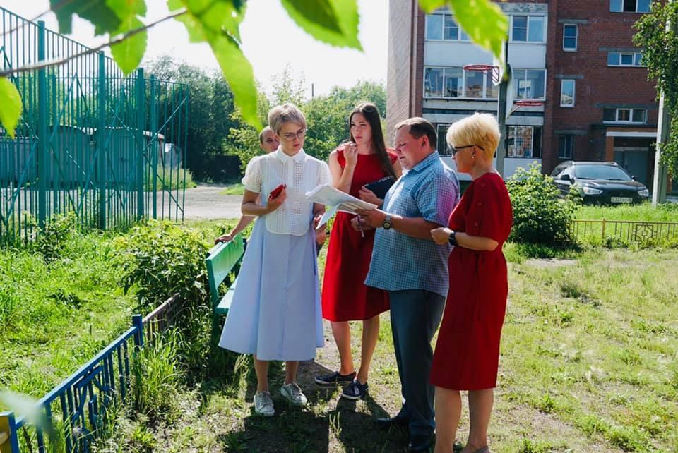 Обсуждение работ по внутридворовому благоустройству на улице Розы Люксембург