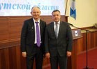 Юрий Козлов и Игорь Кобзев. Фото с сайта правительства Иркутской области